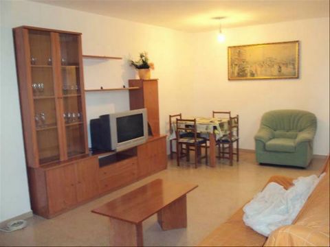 Appartement à vendre dans le quartier Molí de Lloret de Mar, il se compose de : salon, terrasse couverte avec buanderie, cuisine indépendante et équipée, 3 chambres, 1 double et 2 simples, salle de bains avec douche, (cuisine et salle de bains rénové...