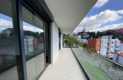 Located in Funchal. This pristine, newly constructed 3-bedroom apartment is impeccably designed for both serenity and accessibility. Boasting a lavish suite adorned with built-in wardrobes, an expansive balcony, and a secluded patio, this dwelling is...