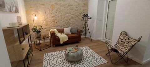 2 Bedroom Apartment Recovered and Furnished in Benfica composed as follows: Kitchen plus Living Room with 35m2. The kitchen has white furniture, tiles all over the wall behind the furniture and is equipped with: Oven, hob, extractor fan, built-in dis...