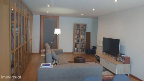 Apartment with excellent location Next to the beach and next to Almada Square Central heating Good areas Equipped kitchen 2 wcs 3 Property with 3 years Energy certificate: B Elevator Garage place Built-in wardrobes Pantry Balcony Video intercom Secur...