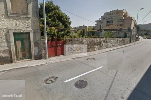 Land for construction at height in great location. Situated on the Stone Bridge, Santana, Leça do Balio. It has 13 meters facing, for two streets and 583 square meters. Feasibility of basement construction, ground floor and four floors. Make your cho...