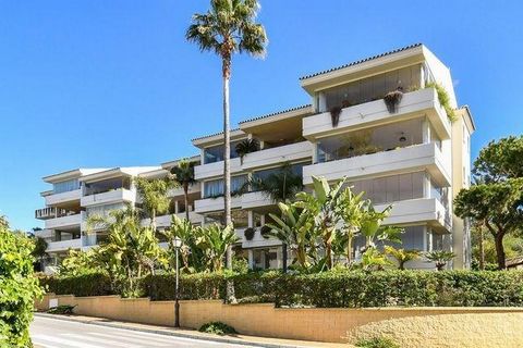 ¡Bienvenido a tu nuevo hogar lleno de luz y cercanía a las mejores playas de Marbella!Este encantador apartamento es el sueño de cualquier amante del sol y el mar. Destaca por su luminosidad y su inmejorable ubicación, a solo un paso de las idílicas ...