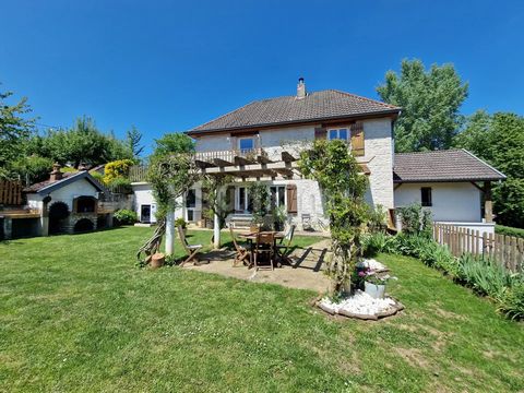 REF 18665 AA - DAMPIERRE sector - Unobstructed view, charm and authenticity characterize this stone building built on 1500 m² of wooded land. Living room with fireplace opening onto veranda, bathroom and toilet. Upstairs, mezzanine, three bedrooms, d...