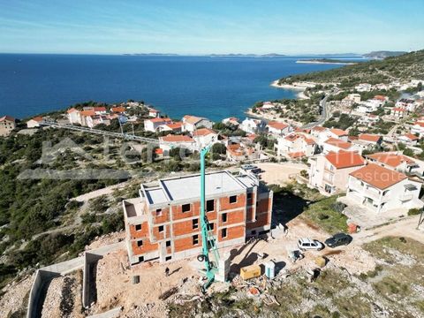 À Primosten, un appartement au premier étage avec vue sur la mer est à vendre. Il est situé dans un immeuble de huit unités résidentielles, à distance de marche de la mer. Comme l’immeuble est situé sur une légère colline, l’appartement a une belle v...