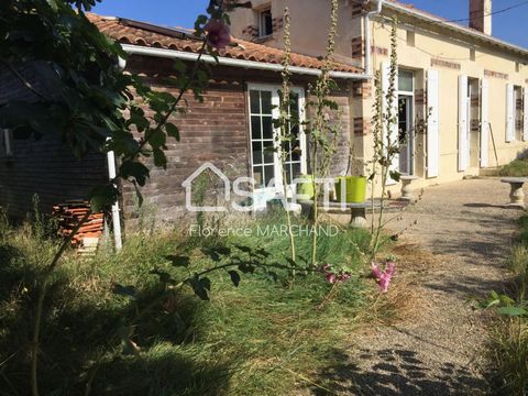 Located close to the Lycée de la Mer, this charming 84 m2 house offers a warm, cosy and functional interior on a 350 m2 plot with terrace and well. The ground floor offers a convivial living space with a lovely living room with fireplace, a dining ki...