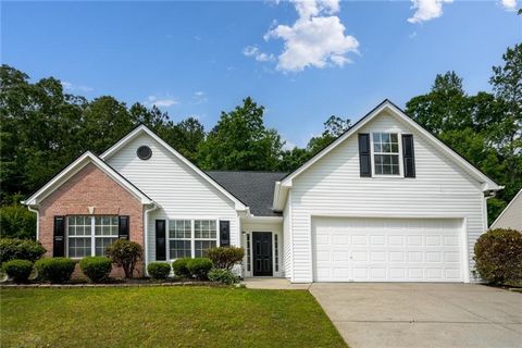 Cozy Ranch home located in Dacula. As you enter the home you are greeted by foyer and open floor plan. Formal dining room includes chair rail. Family room overlooks the back yard. Galley style kitchen features new stainless appliances and quartz coun...