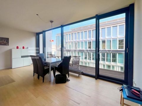 Welkom in het hart van het Europaviertel in Frankfurt, waar stedelijke levensstijl en modern design elkaar ontmoeten. Dit buitengewone maisonnette appartement biedt u een woonsfeer die ongeëvenaard is. Met een harmonieuze mix van moderne Bauhaus-stij...