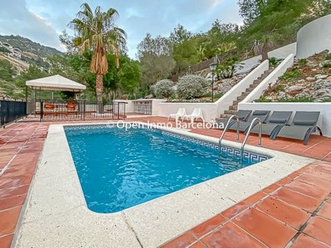 House with four winds, with triple garage, separate apartment, garden area with pool, barbecue, chill out area and gazebo. On the one hand we find the Garraf natural park. Urbanization Quintmar de Sitges. The entire front part of the garden is paved ...