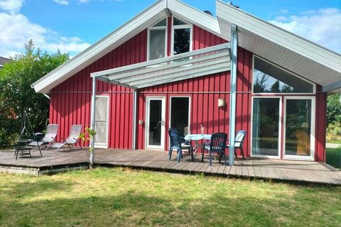 Beautiful holiday home on the lake with its own jetty for fishing and relaxing. There is space for up to 5 people.