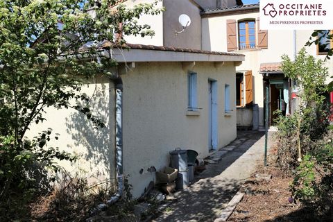 Je vous invite à venir découvrir cette maison de village mitoyenne à rafraîchir, d'environ 70 m2 située sur la commune de Saint-Martin-d'Oydes. Elle se compose au rez-de-chaussée d'une pièce de vie d'enriron 15 m2 avec placard, anciennement utilisée ...