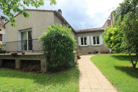 Charming house with a large entrance opening onto the large, bright 65m² living room with a functional fireplace on the living room side. A step towards the dining area gives an exceptional volume with its open and fully equipped kitchen. The sleepin...