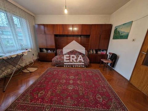 ERA 1300 offers for sale a spacious multi-bedroom brick apartment with an area of 105 sq.m., located on the fourth floor of a total of 5 floors. The apartment consists of a living room with a transition to a kitchen and access to a terrace, three bed...