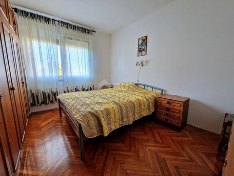 Location: Primorsko-goranska županija, Rijeka, Kantrida. RIJEKA, KANTRIDA - 2-bedroom apartment, 54m2, balcony, new facade, new roof We received an offer for an apartment located in a smaller residential building in Kantrida, only 300 meters from the...