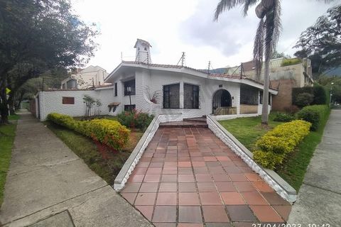 One-story house, with several levels separating the different social and private environments. With interior garden, service room and bathroom, space for four cars, two covered garages, two uncovered garages, large independent laundry area, interior ...