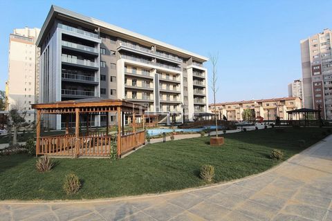 Appartementen met Balkon in een Beveiligd Complex met Zwembad in Istanbul Appartementen in de Küçükçekmece, de snelst ontwikkelde regio in Istanbul, bieden investeringsmogelijkheden. De regio ligt dicht bij de belangrijkste hoofdwegen in de stad en b...
