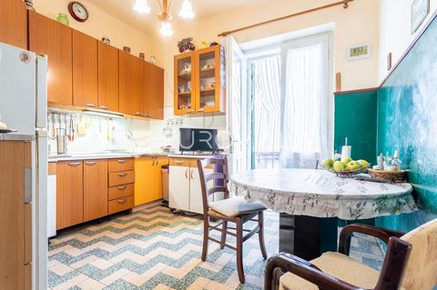 Split, Lovret, Lička Street, apartment located on the first floor of a smaller building without an elevator. The apartment is for complete renovation. It consists of an entrance hall and a total of 4 rooms, of which 3 are bedrooms, and one is a kitch...