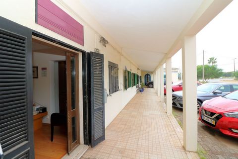 Located in Loulé. This office offers an ideal workspace just moments away from the luxurious landscapes of Vale do Lobo and Quinta do Lago, nestled within easy access to Almancil. Measuring 28.62 square meters, this compact yet efficient office boast...