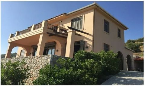 Découvrez l'épitomé du luxe avec cette superbe villa située dans le pittoresque quartier de Varnavas. Nichée sur un terrain spacieux de 2200 m², cette magnifique propriété offre une vue imprenable sur la mer, les montagnes et la forêt, procurant une ...