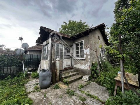 Imoti Tarnovgrad erbjuder dig två hus på en gård på kvadrat. Kaltinets. Varje hus är 40 kvm. m. och består av ett sovrum, kök, badrum och toalett. Ett av husen har stålfundament, delvis reparation, utbytta PVC-fönster och ett ombyggt tak. Gården är 5...