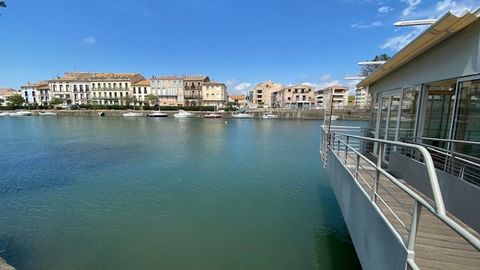 HERAULT 34300 AGDE Maison de ville rénovée à étage 3 chambres avec vue sur l'Hérault Cuisine ouverte sur 70m² salon/salle à manger. Grande cave de 50 m², 2 balcons avec vue sur l'Hérault, toit terrasse vue cathédrale. Parking. Mer à 4 kms, amarrage d...