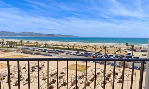 Dit appartement is gelegen op een onovertroffen locatie, aan de kust, met een panoramisch uitzicht op de boulevard, het strand van Empuriabrava en de baai van Roses. Volledig gerenoveerd, de oppervlakte is verdeeld in een woonkamer met toegang tot he...