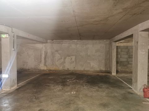 Double place de parking d'une surface exceptionnelle de plus de 22 m2 dans le sous-sol d'un immeuble entièrement sécurisé . Situé dans un quartier recherché , Rue Fouré , à 800 m de la gare dans le quartier de la Cité des Congrès. La présente annonce...