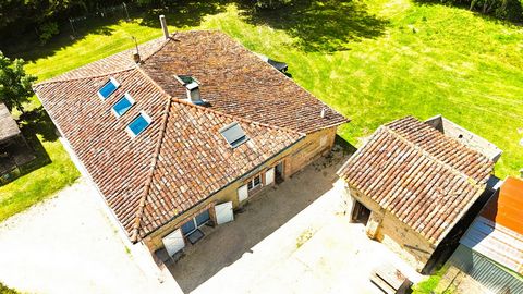 Te koop, op slechts 10 minuten van het stadscentrum van Montauban (82), een pand bestaande uit een gerenoveerd oud huis met meer dan 220 m² woonoppervlak, een bijgebouw, een waterput, maneges, een waterreservoir en een ruïne met mogelijkheid tot wede...