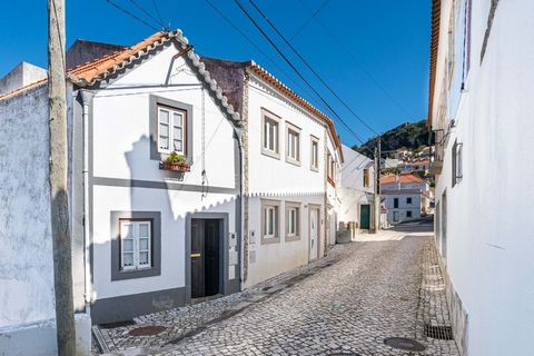 Descubra o charme e o potencial desta encantadora moradia, situada em Pragança, na Serra do Montejunto, ideal para quem busca um refúgio tranquilo e a possibilidade de criar um lar único e personalizado. Moradia com 80 m2 de área útil, dois andares c...