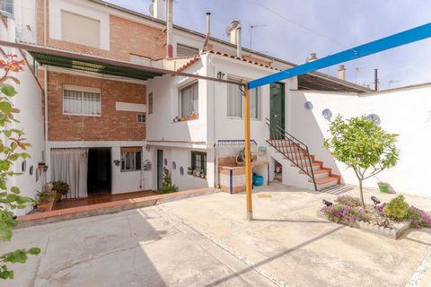 A tan sólo 20 minutos de Granada, esta espléndida casa está situada en zona tranquila de Pinos Puente. Cuenta con 200 m2 construidos, distribuidos en 2 plantas más sótano convertido en vivienda y un hermoso patio de 150 m2 al cual podemos acceder tan...