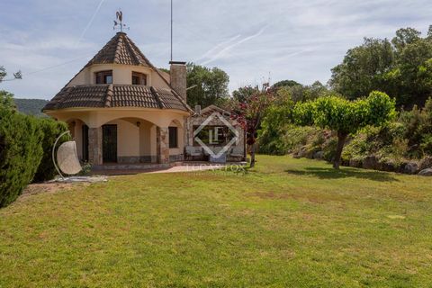 Cozy house of 443 m2 built and an extensive garden area of 4,629 m2 in Santa Cristina d'Aro, in Vall Repòs, a valley of solemn tranquility crowned by the majesty of nature and accompanied by the singing of countless birds, blessed by a splendid Medit...