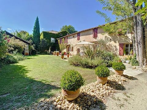 Pernes les Fontaines, 18th century property in the countryside, in a peaceful setting. Set in more than 6,000 m2 of land, this former farm dating from 1793 has been restored to a very high standard. The 405 m2 of living space are divided into two are...