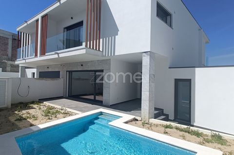 Identificação do imóvel: ZMPT567606 NEW 3+1 bedroom villa with modern finishes and swimming pool, near Costa da Caparica 3 FLOORS - GARAGE - 3 SUITES - GARDENS - LARGE LIVING ROOM - OPEN-PLAN KITCHEN WITH DINING ROOM - BALCONIES - UNOBSTRUCTED VIEWS ...