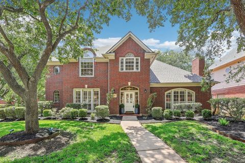Discover Sugar Land at its absolute best! Nestled in a cozy cul-de-sac, this home offers a safe haven for children to play and explore, making it the ultimate choice for families seeking convenience and community. This charming home has all you may d...