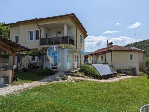 Top Estate Real Estate freut sich, Ihnen zwei Gästehäuser zusammen mit einem dritten Haus in Rohbauweise in einem großen Hof mit Swimmingpool und Panoramablick im Dorf Voynezha, Region Veliko Tarnovo, anbieten zu können. Das Dorf Voynezha liegt am Fu...