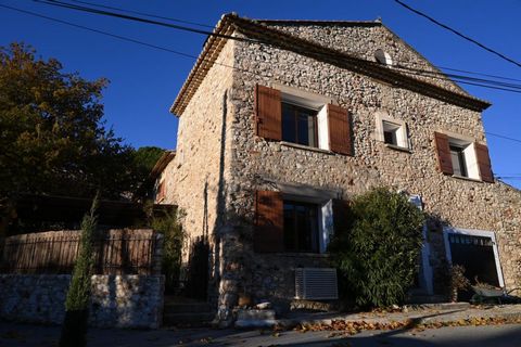 Belle demeure en pierre située dans un hameau calme de Roussillon. Les propriétaires ont su moderniser l’ensemble en intégrant des éléments contemporains avec les matériaux des différentes époques. Au rez-de-chaussée, la cuisine s’ouvre sur la pièce ...