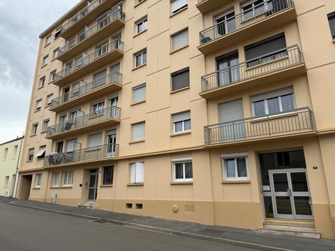 Spacieux T4 situé en centre ville de Montceau-les-Mines au premier étage avec ascenseur . Aucun travaux à prévoir mise à part du rafraîchissement; comprenant 3 chambres, 1 séjour, 1 cuisine,1salle de bain, 1WC, couloir, buanderie, cellier ,1 cave et ...