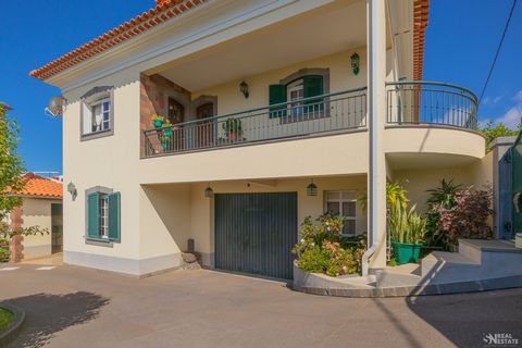 Located in Calheta. We present you a stunning investment with a villa with annex of 1 2 bedroom apartment, in the municipality of Calheta, in the picturesque parish of Estreito da Calheta. With three spacious bedrooms, four elegant bathrooms and a to...