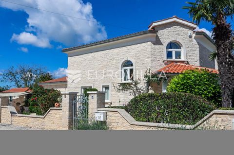 This beautiful family house located in a small village in the immediate vicinity of Višnjan is surrounded by a picturesque autochthonous landscape and a view of vineyards, olive groves and the sea. The house consists of the ground floor where they ar...