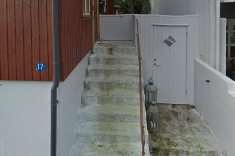 Große gemütliche Wohnung im Zentrum von Tórshavn. Alle Restaurants, Cafés, der Bootshafen und die Altstadt sind fußläufig erreichbar. Die Wohnung hat zwei Etagen. Das Erdgeschoss besteht aus einem Eingang, einer Küche, einem Wohn- und Esszimmer, eine...