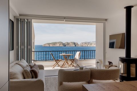 This beautiful duplex has undergone a recent and complete refurbishment with high quality materials and attention to detail. The open plan kitchen/dining room connects to the living room which enjoys spectacular sea views, where retractable glass doo...