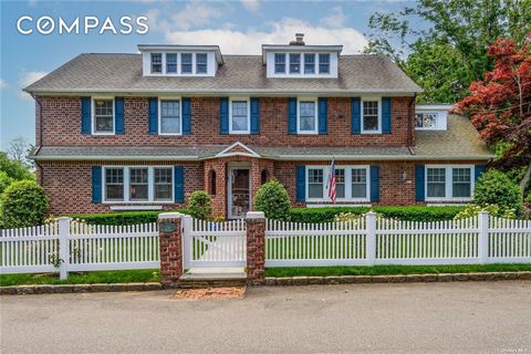 Welcome to 29 Maple Avenue, a beautiful brick colonial located close to the heart of Locust Valley. This exquisite home boasts a flowing floor plan with inviting formal rooms and stunning details that exude timeless elegance and comfort. Greeting all...