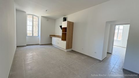 Sérignan-du-Comtat, Projection on a renovation in progress. Located in the heart of the village, close to all amenities, I offer you this T3 apartment. It offers you approximately 62 m2 of living space. Completely restored, double-glazed carpentry, r...