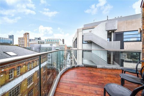 Bright and spacious penthouse duplex apartment with two double bedrooms and 2.5 bathrooms. Enjoying a private wraparound terrace and PARKING space. Located on the top floor (5th and 6th with lift) of a well-maintained building, this apartment benefit...