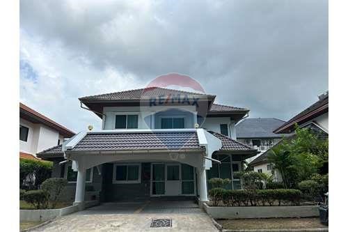 House for Sale in Baan Prangthong, Wichit, Phuket ✨ 3 Bedroom House in a Prime Location ✨ Location: Baan Prangthong Development, Wichit, Phuket This beautiful and very well-maintained house is perfect for expats, seniors, or emigrants. Located in a q...