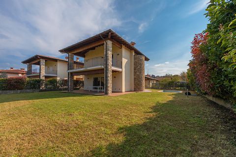 Garda Haus offers villa with swimming pool, private garden and covered parking spaces in the municipality of Manerba del Garda, fraction Montinelle in a very quiet and reserved area, for all lovers of privacy and tranquility. Entering from the indepe...