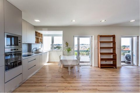 Kans in een zeer gewilde omgeving! Appartement met 2 slaapkamers en een uitstekende omgeving, gerenoveerd met veel verfijning en goede smaak, uitstekende materialen. Dit appartement is gelegen in een gated community in Cascais, met gemakkelijke toega...