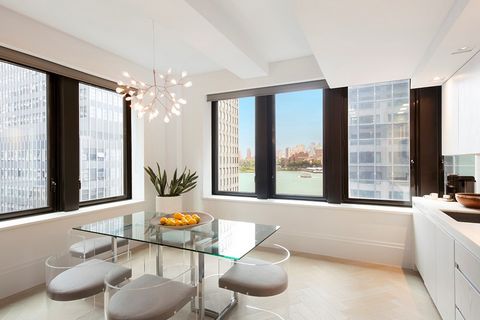 Bienvenue au 101 Wall By the Water, le tout nouveau développement de condominiums de luxe où le Seaport rencontre Wall Street. Un condominium d’angle impeccable doté d’une collection d’installations et de finitions étonnantes, cette maison de 2 chamb...