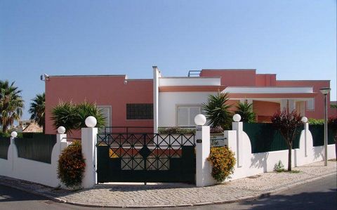 Villa de cinq chambres à vendre à distance de marche du centre de Faro Composé de trois étages, et au rez-de-chaussée, nous trouvons un immense salon avec cheminée et salle à manger avec accès à l’extérieur, une cuisine entièrement équipée et trois c...