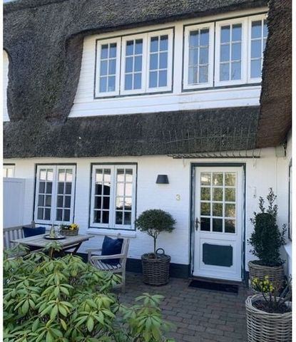 Exclusive, modern & cozy holiday apartment in the center of Keitum on Sylt. 1 living room & bedroom with bathroom & private terrace, ideal for 2 guests.