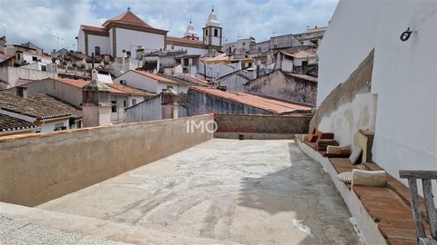 Huis in de buurt van Fonte da Vila, in Castelo de Vide, met 340 m2 bruto bouwoppervlakte. Begane grond met twee kamers die momenteel in gebruik zijn als berging. 1e verdieping met eetkamer, woonkamer, badkamer en keuken. 2e verdieping met woonkamer, ...